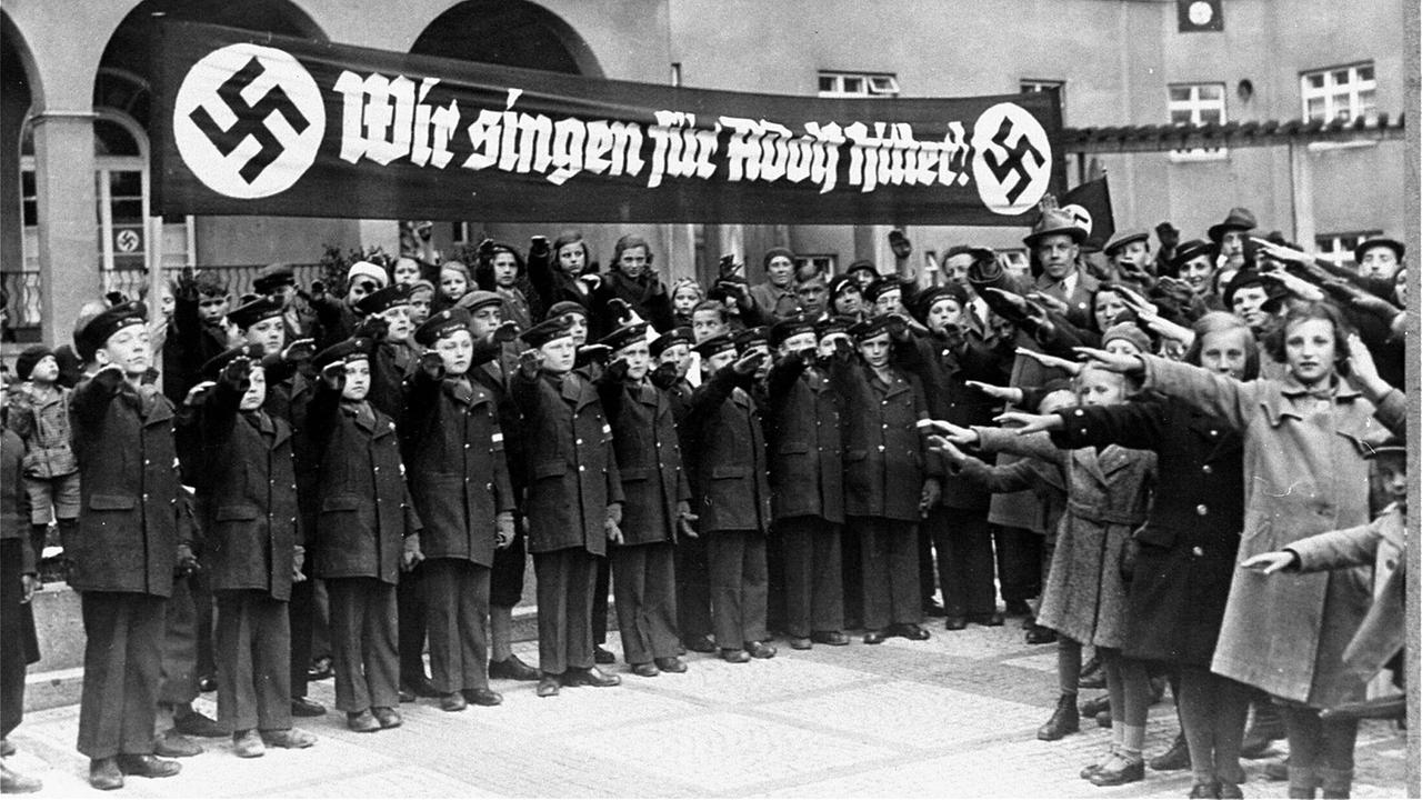 "Der lange Weg zum Anschluss": Als Adolf Hitler am 13. März 1938 die Brücke über den Inn nach Braunau überquerte, jubelte ein Großteil der Bevölkerung.