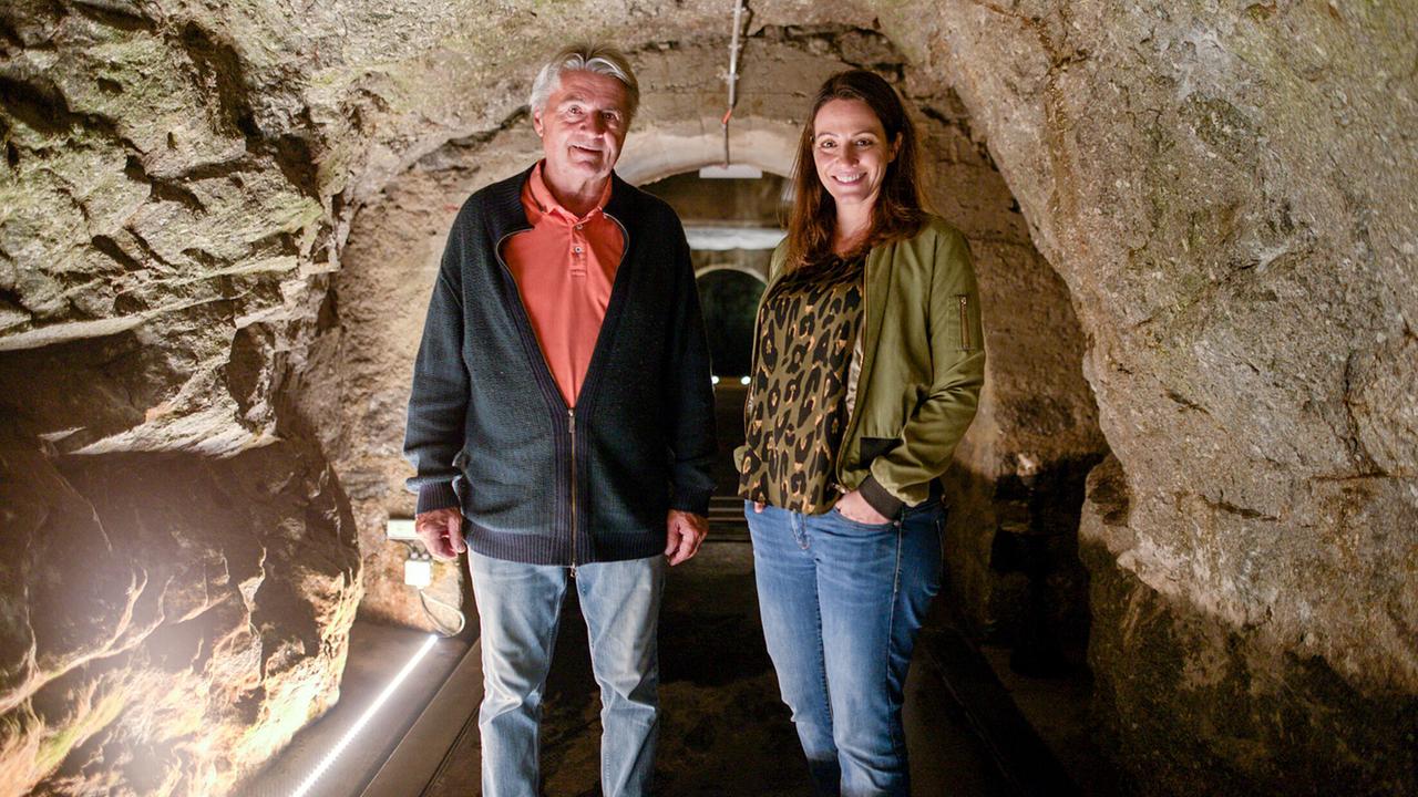 © ORF/Neuland Film "Dok 1: Comeback der Bunker - wohin im Ernstfall?": Rainer Geissmann führt Lisa Gadenstätter durch das "Bunkerhotel" La Claustra am St. Gotthardpass (Schweiz).