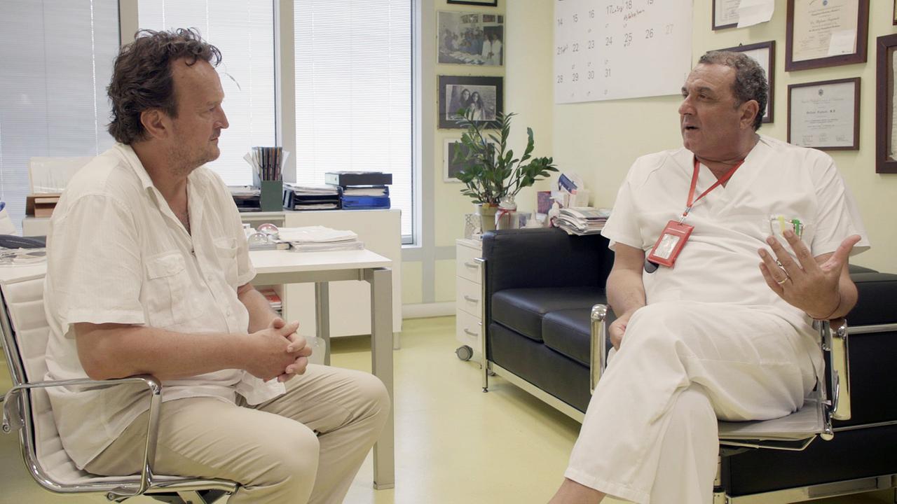 © ORF/NeulandFilm "Dok 1: Die verschwundene Seuche - was wurde aus Covid-19?": Arzt Stefano Fagiuoli berichtet von den Zuständen im Spital von Bergamo zu Beginn der Pandemie