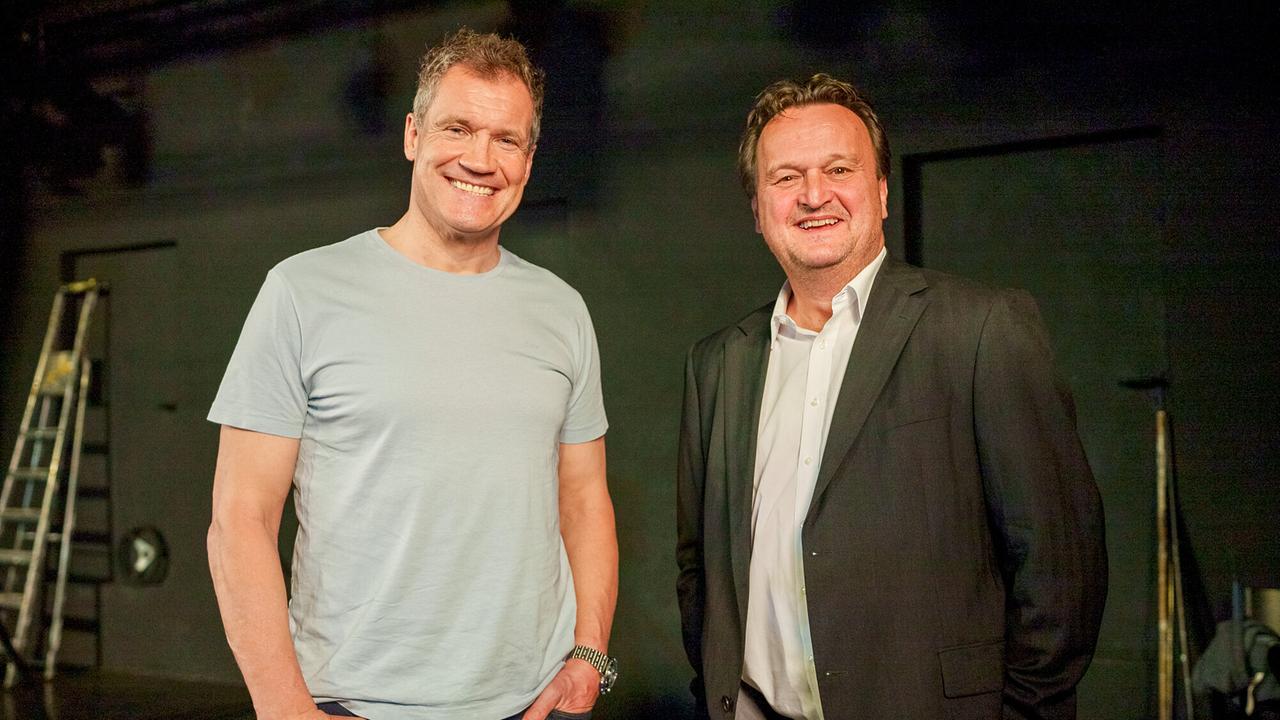 © ORF/Neulandfilm "Dok 1: Wer soll das bezahlen? Hanno Settele im Sog der Inflation": Armin Assinger und Hanno Settele bei den Dreharbeiten für die Dok1-Folge