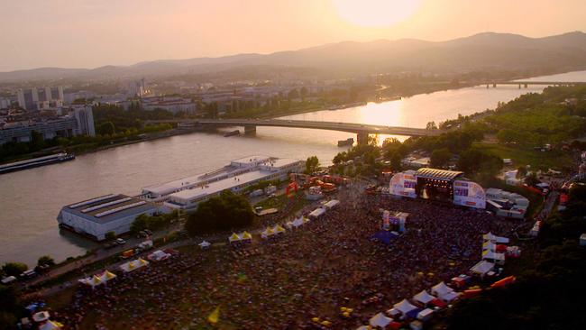 "Hinter den Kulissen. Das Donauinselfest": Donauinsel von oben