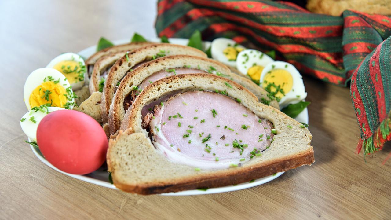 © ORF/Produktion West/Gerhard Mader "Feiern mit Osterbrot und Festtagsbraten - Bräuche und Kulinarik rund ums Osterfest": Im Pielachtal serviert Maria Daxböck traditionell ein Osterbrot mit Osterschinken und dazu Eier.