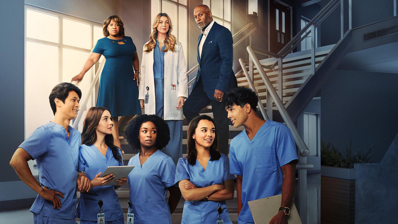 "Grey’s Anatomy": hinten: Chandra Wilson (Dr. Miranda Bailey), Ellen Pompeo (Dr. Meredith Grey), James Pickens Jr. (Dr. Richard Webber), vorne: Harry Shum Jr. (Dr. Benson Kwan), Adelaide Kane (Dr. Jules Millin), Alexis Floyd (Dr. Simone Griffith), Midori Francis (Dr. Mika Yasuda), Niko Terho (Dr. Lucas Adams)