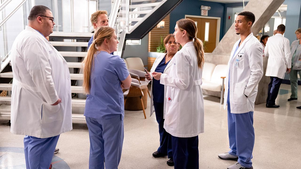 © ORF/Disney/ABC/Liliane Lathan "Grey's Anatomy: Vermächtnis": Jaicy Elliot (Dr. Taryn Helm), Greg Germann (Dr. Tom Koracick), Chandra Wilson (Dr. Miranda Bailey), Ellen Pompeo (Dr. Meredith Grey), Greg Tarzan Davis (Dr. Jordan Wright)