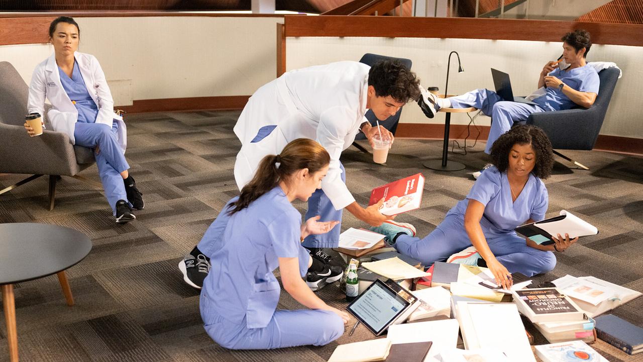 "Grey's Anatomy: Spannungen": Midori Francis (Dr. Mika Yasuda), Adelaide Kane (Dr. Jules Millin), Niko Terho (Dr. Lucas Adams), Alexis Floyd (Dr. Simone Griffith), Harry Shum Jr. (Dr. Benson Kwan)