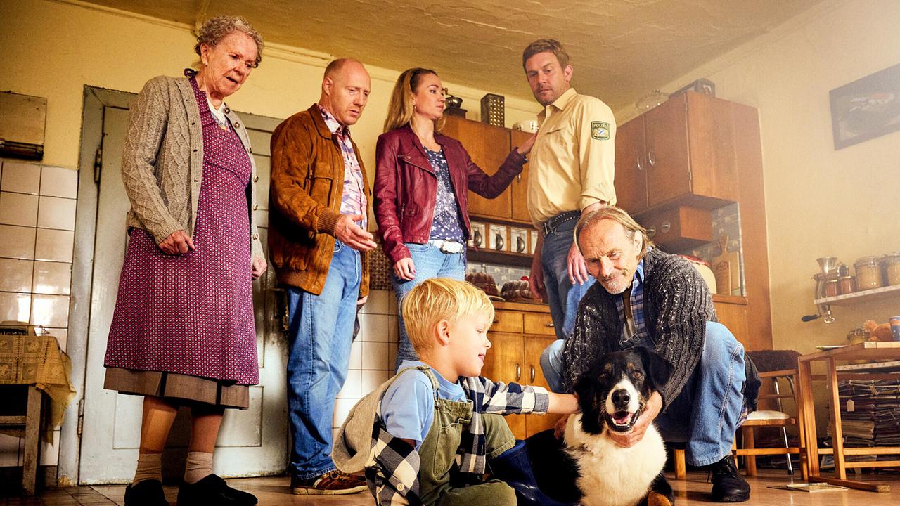 © ORF/Constantin Film/Bernd Schuller "Guglhupfgeschwader": Familie Eberhofer hat Familienzuwachs bekommen: Hund Hinkelotta. V.l.n.r.: Oma Eberhofer (Enzi Fuchs), Rudi Birkenberger (Simon Schwarz), Susi (Lisa Maria Potthoff), Franz Eberhofer (Sebastian Bezzel), Pauli (Luis Sosnowski), Papa Eberhofer (Eisi Gulp)