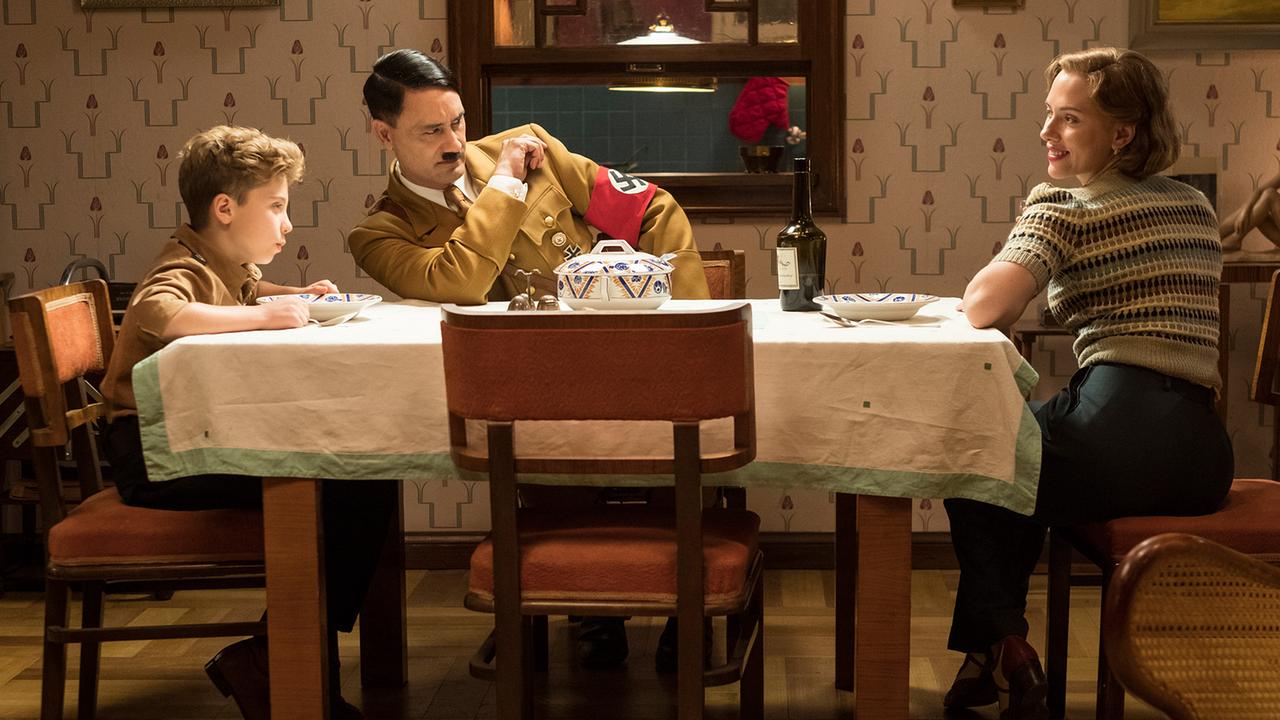 © ORF/Pro7/© 2019 Twentieth Century Fox Film Corporation/Kimberley French "Jojo Rabbit": Roman Griffin Davis (Jojo), Taika Waititi (Adolf), Scarlett Johansson (Rosie)