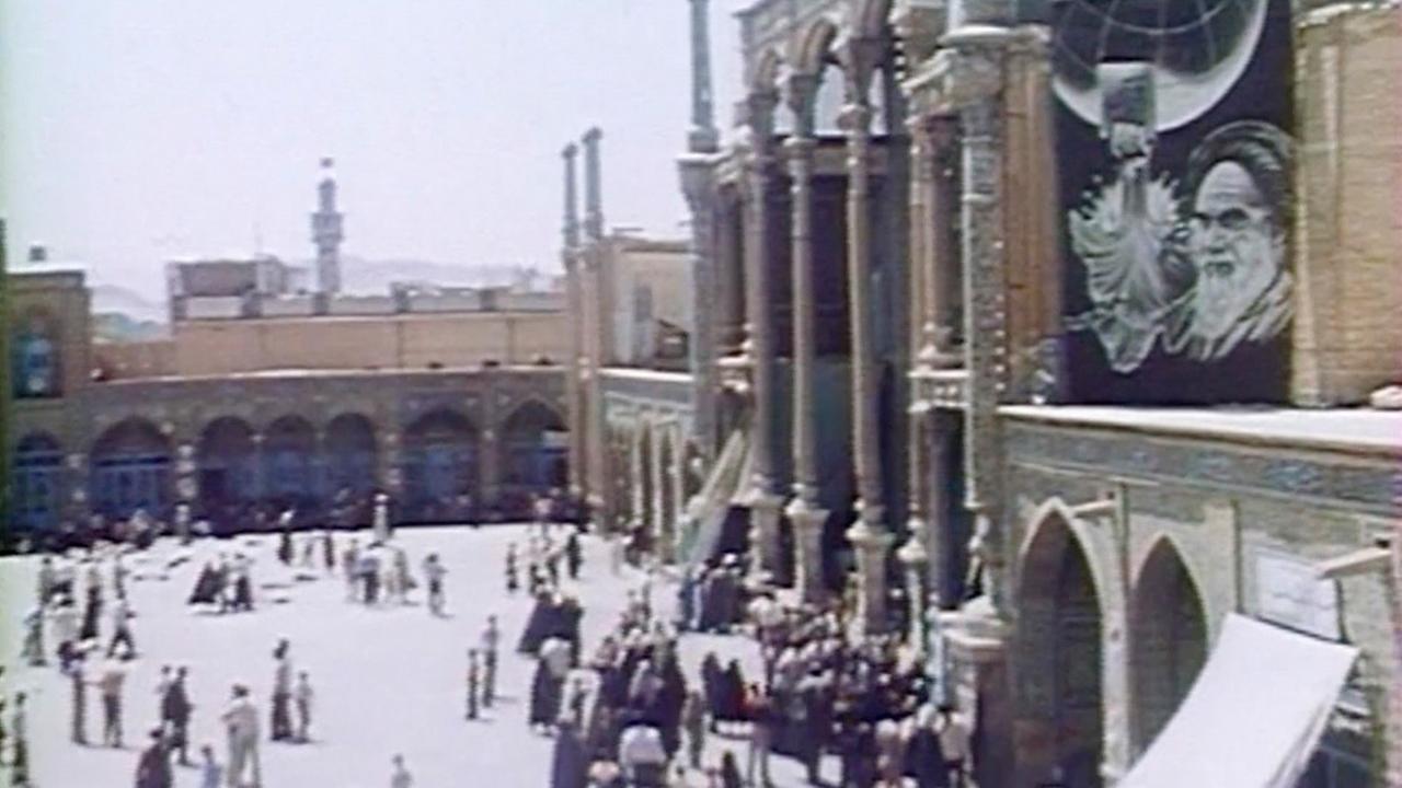 "kreuz und quer: 1979 - Ursprung der Gegenwart (2)": Ayatollah Khomeini kehrt in den Iran zurück und setzt sich an die Spitze einer islamischen Revolution gegen westliche Einflüsse und die Dominanz Saudi-Arabiens über den Islam.