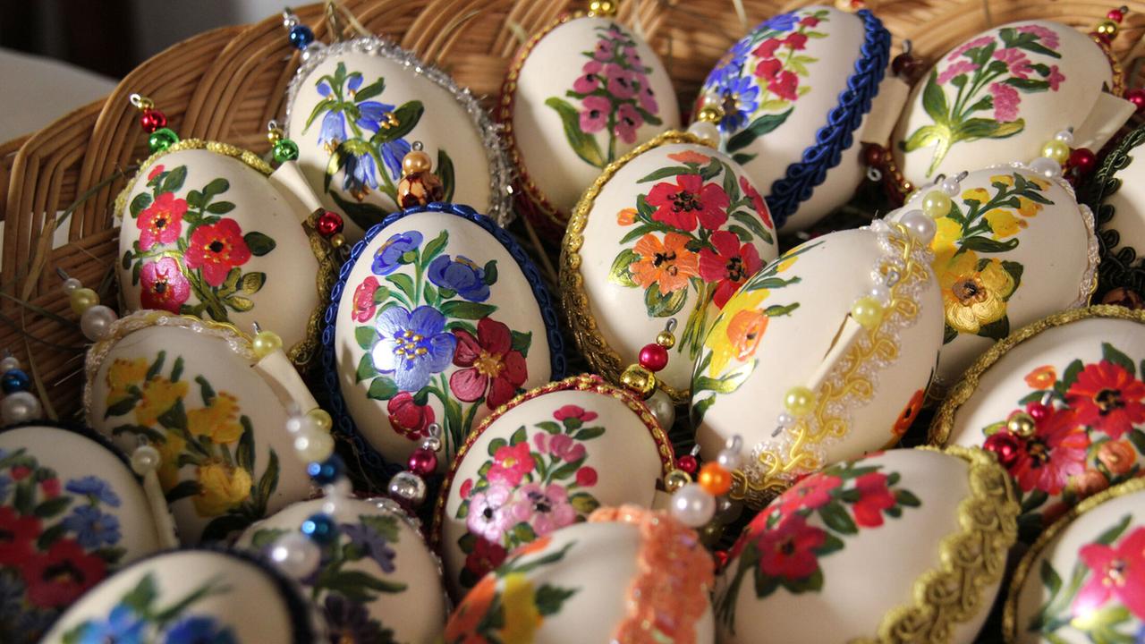 "Magische Ostern: Von ganz besoderen Ostereiern": Ostereier mit bunter Borte, Blumen und Perlen