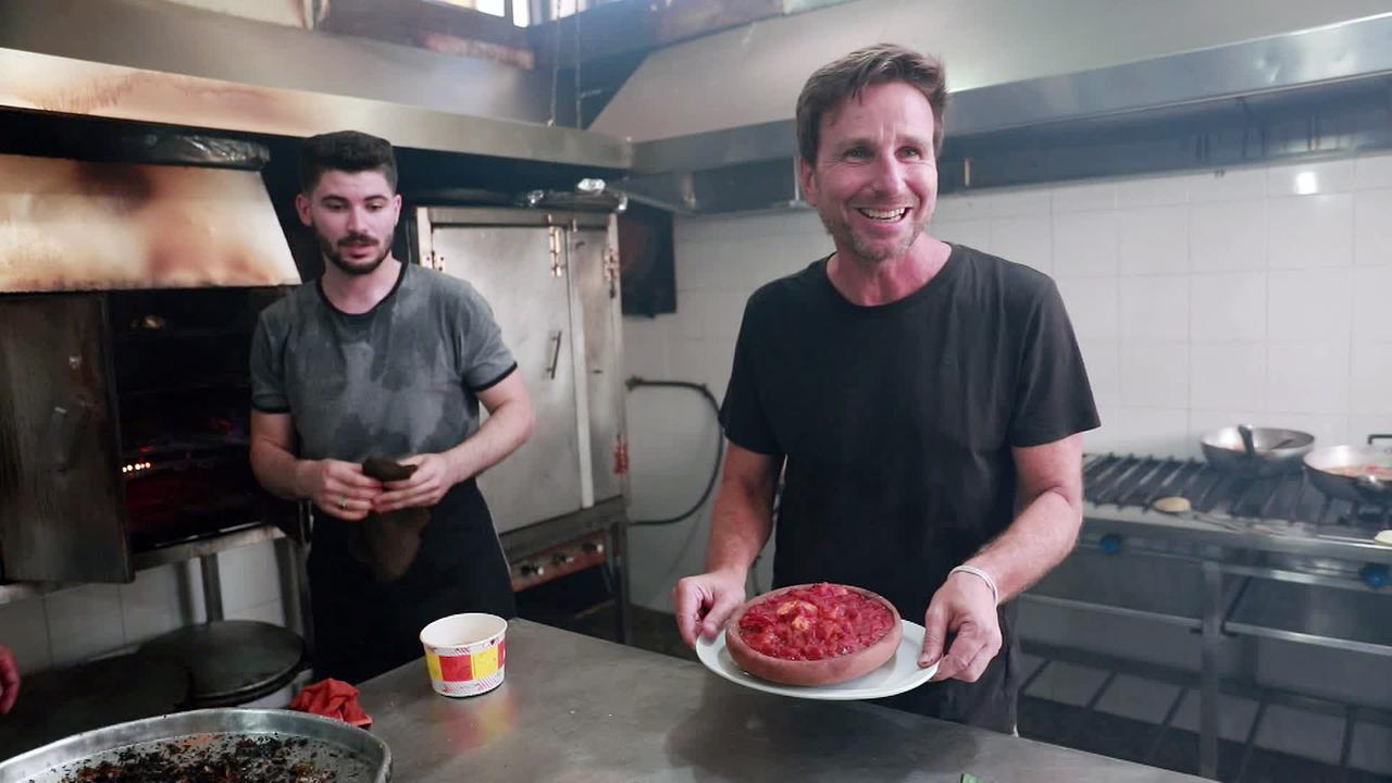 "Mein Gaza - Stadtporträt von ORF-Korrespondent Tim Cupal": Im Restaurant von Moneer Abu Hasira lernt ORF Korrespondent Tim Cupal, wie man Sibidya kocht, ein traditionelles Garnelen-Gericht aus Gaza.