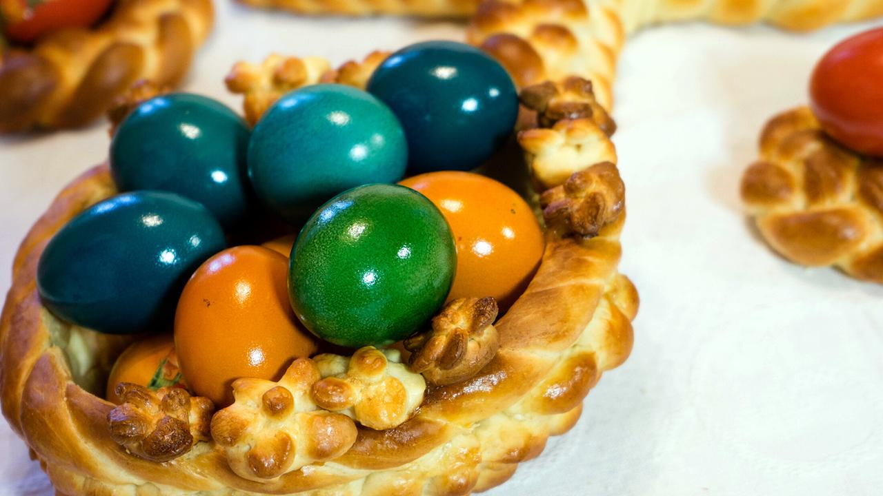 © ORF/Produktion West/Udo Müller "Pinzen, Fladen, süße Zöpfe": Osterkörbchen aus Germteig mit bunten Ostereiern