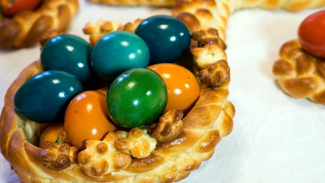 "Pinzen, Fladen, süße Zöpfe": Osterkörbchen aus Germteig mit bunten Ostereiern