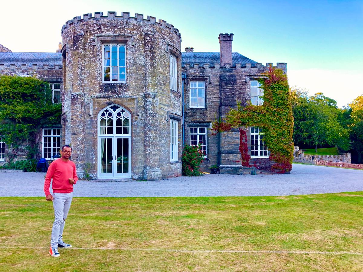© ORF/Ralph Huber-Blechinger "Das Paradies in der Ferne. Cornwall - Das Land der Rosamunde Pilcher": Karl Ploberger vor dem denkmalgeschütztes elisabethanisches Landhaus "Prideaux Place" in der Gemeinde Padstow, Cornwall
