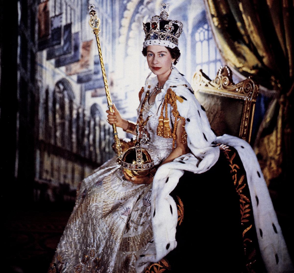 © ORF/BBC/Cecil Beaton/Camera Press "Königin Elisabeth II. – Ein Leben für England": Königin Elizabeth II., abgebildet in ihrer Robe anlässlich ihrer Krönung, Juni 1953