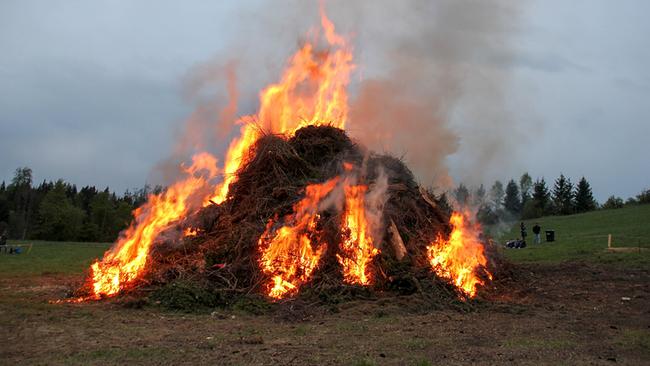 © ORF/Produktion West/Gerhard Mader "Reindling, Schinken, Osterfeuer - Österliches Brauchtum in Kärnten": Osterfeuer, Schleppe Alm