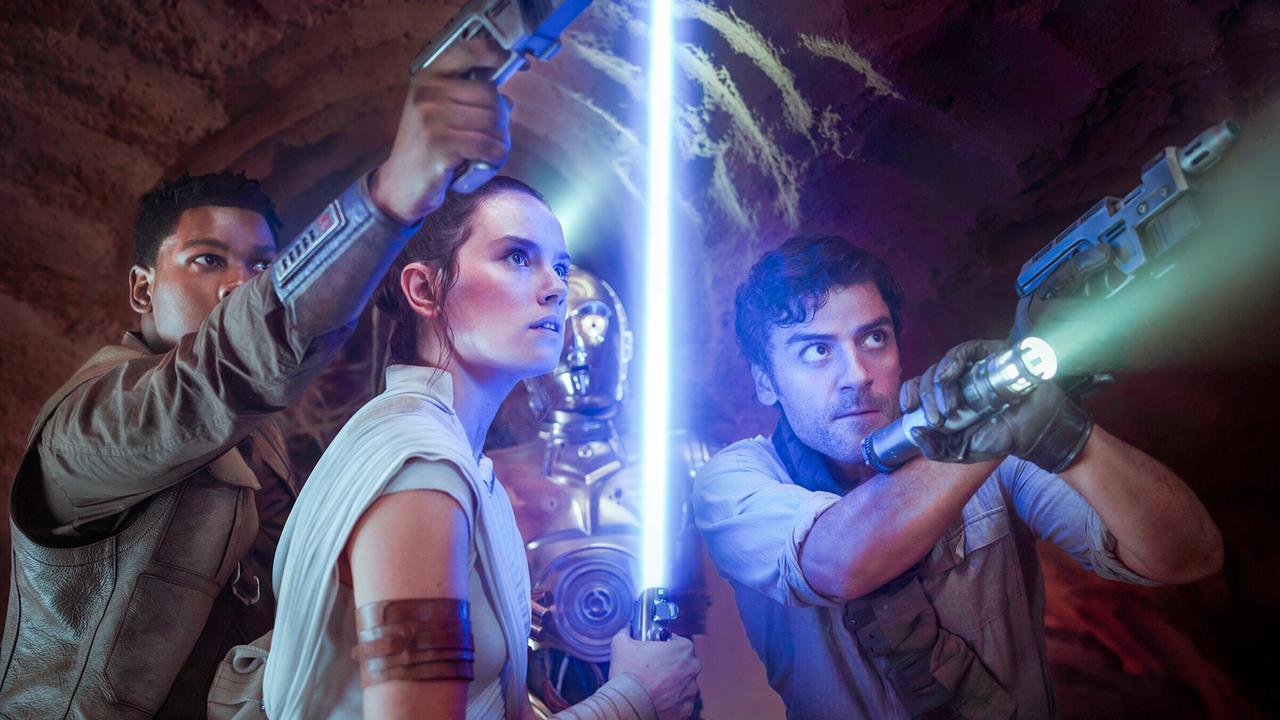 © ORF/Disney/Lucasfilm Ltd./Jonathan Olley "Star Wars: Episode IX - Der Aufstieg Skywalkers": John Boyega (Finn), Daisy Ridley (Rey), C-3PO, Oscar Isaac (Poe Dameron)
