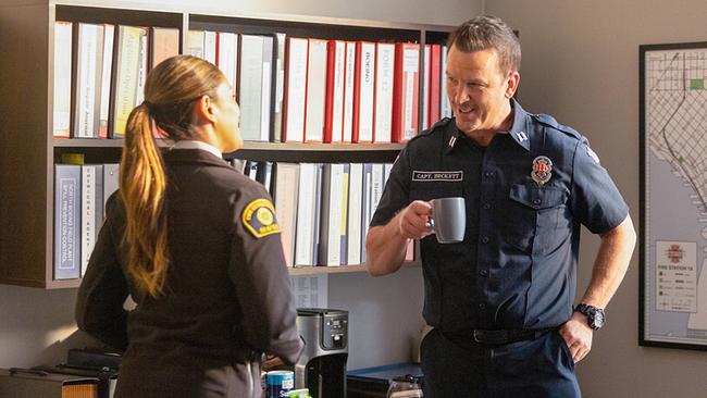 "Station 19: Die neue Chefin": Merle Dandridge (Fire Chief Natasha Ross), Josh Randall (Captain Sean Beckett)