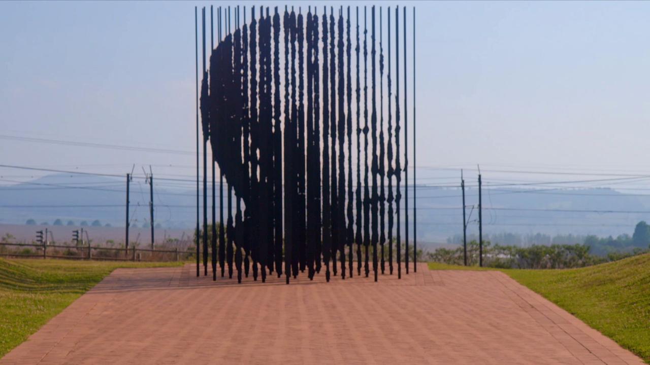 © ORF/Arte France/Temps Noir "Universum History: Mandela - Stratege, Kämpfer, Revolutionär": Die Nelson Mandela Skulptur bei der Gedenkstätte Capture Site in der Provinz KwaZulu-Natal