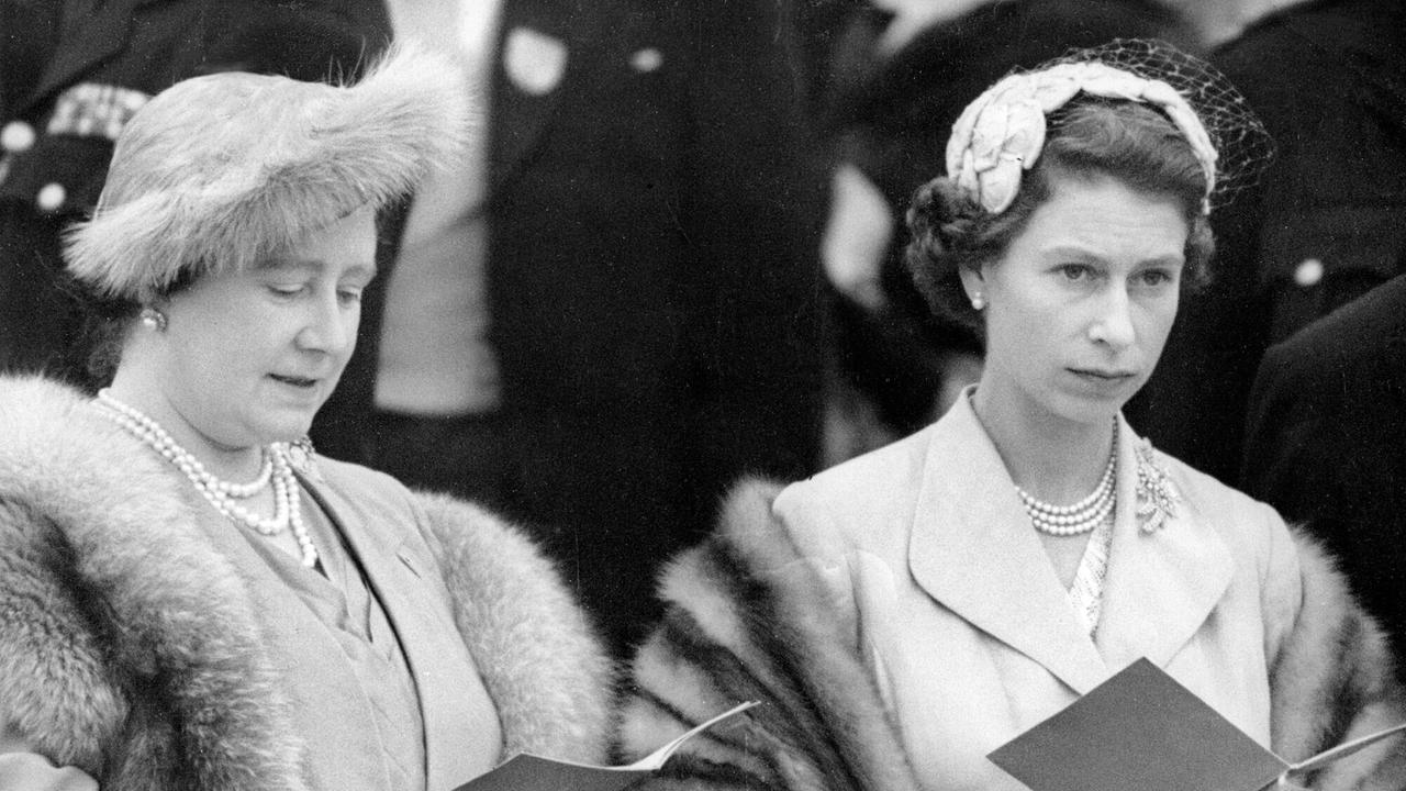 "Universum History: Queen Mum - Mit Schirm, Charme und Gin": Königin Elizabeth (Queen Mum) und Prinzessin Elizabeth, beobachten die Parade vor dem Pferderennen in Epsom, England.