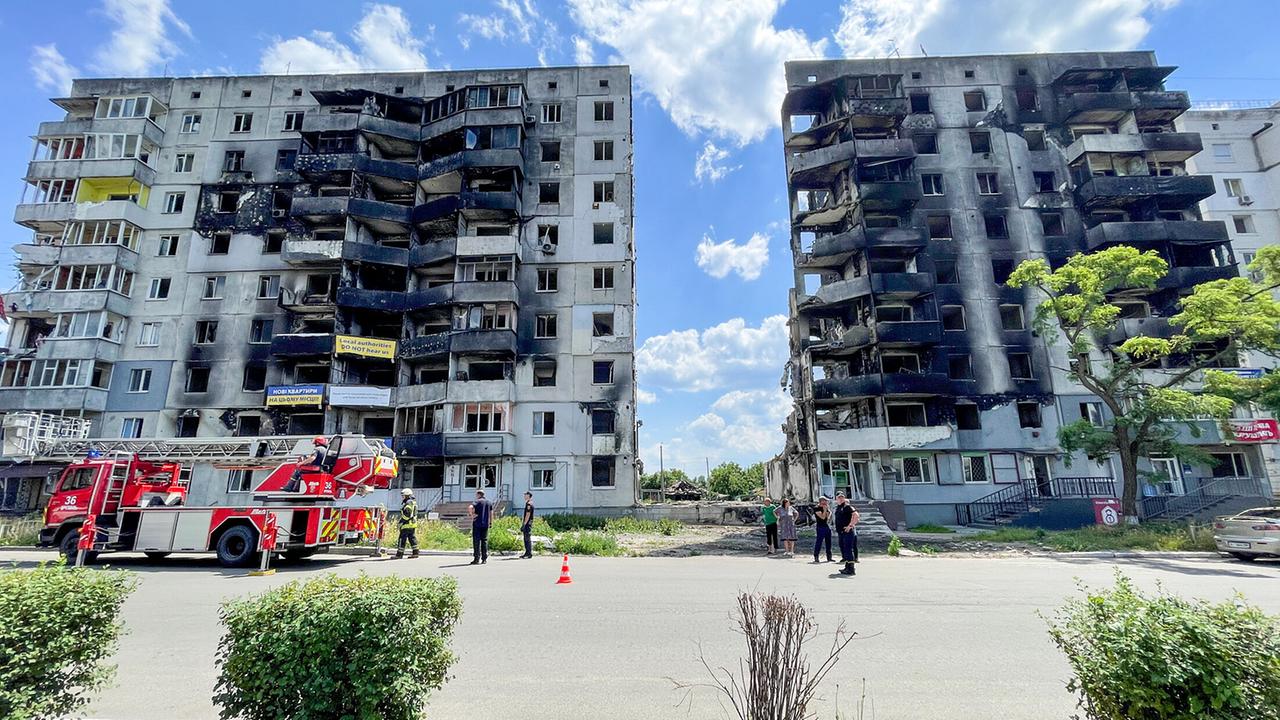 "WELTjournal: Ukraine - Die Wahrheit unter Trümmern": Zerstörte Wohnhäuser in Borodjanka, eine Arbeiterstadt nahe Kiew in der vor dem Krieg ca. 14.000 Menschen lebten. Heute sind 90 % der Wohnhäuser hier zerstört.