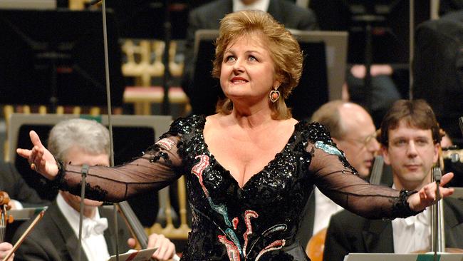 © ORF/Ali Schafler Edita Gruberova steht mit ausgebreiteten Armen vor einem Orchester auf einer Konzertbühne.