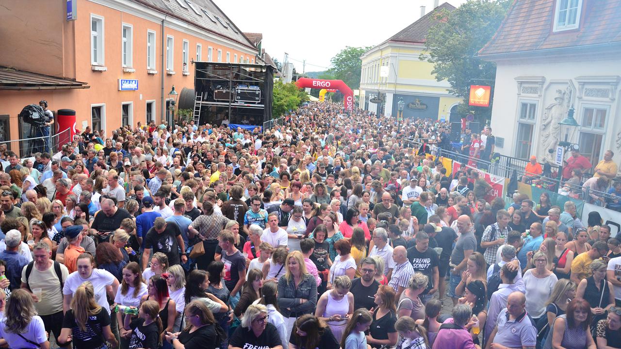 © Stadtgemeinde Purkersdorf/Herwig Ursin Eine große Menschenmenge steht dicht gedrängt beim Purkersdorf Open Air in Purkersdorf.