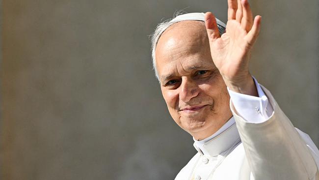 Papst Leo XIV. grüßt die Menge vom Papamobil aus vor einer Heiligen Messe zum Beginn seines Pontifikats auf dem Petersplatz im Vatikan am 18. Mai 2025