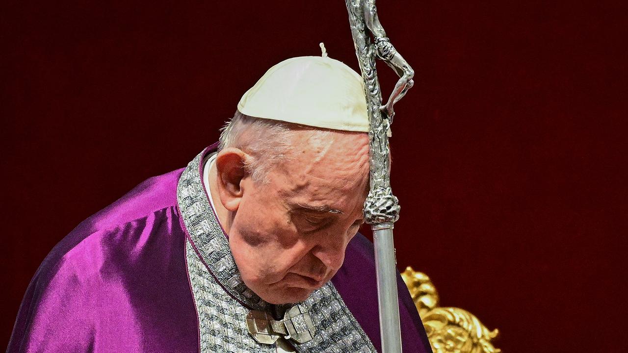 © APA/AFP/Vincenzo PINTO Papst Franziskus: Pope Francis prays during a penitential celebration service at St. Peter's Basilica on March 25, 2022 in The Vatican, during which he is to consecrates Russia and Ukraine to the Immaculate Heart of Mary.