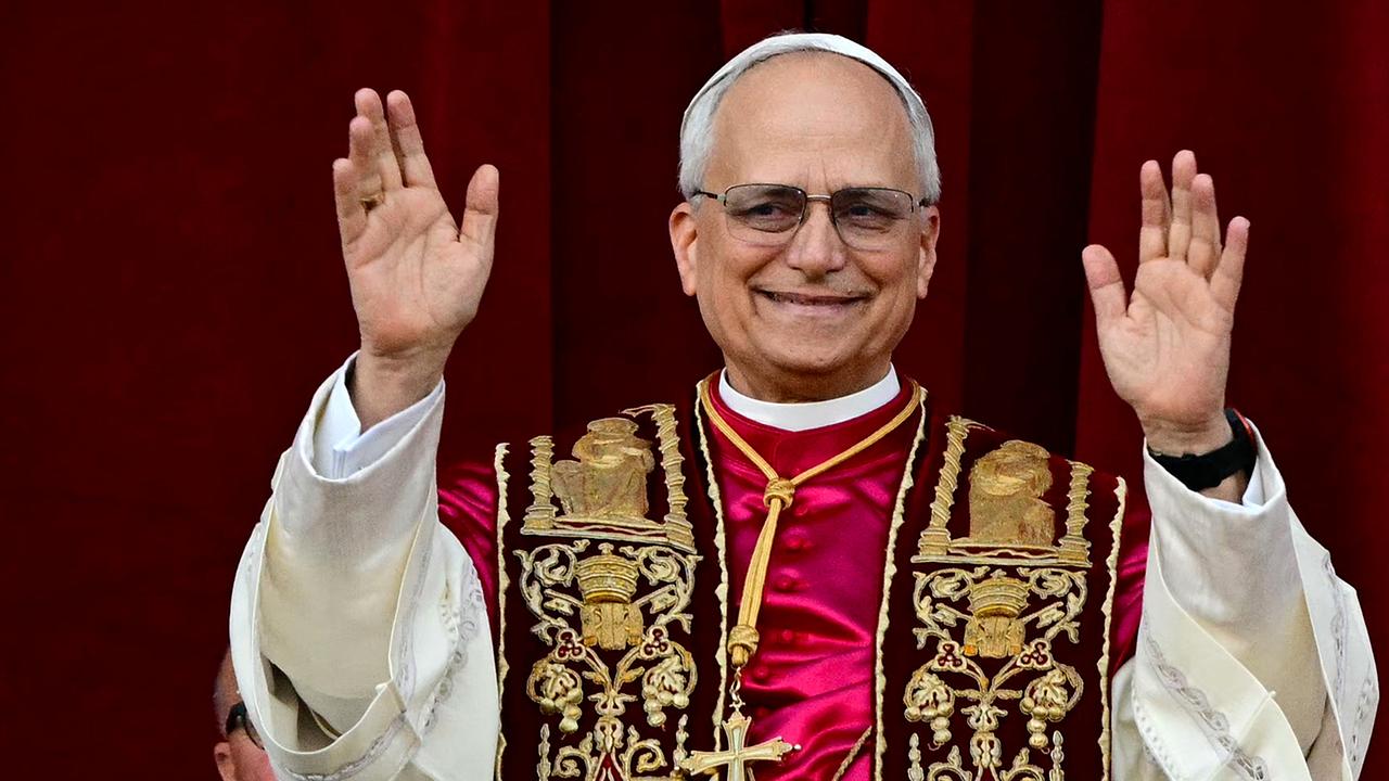 © APA/AFP/Tiziana FABI Der neu gewählte Papst Leo XIV., Robert Prevost, spricht am 8. Mai 2025 zum ersten Mal nach dem Konklave der Kardinäle im Vatikan vom zentralen Loggia-Balkon des Petersdoms zur Menge. Robert Francis Prevost wurde am Donnerstag zum ersten Papst aus den Vereinigten Staaten gewählt, wie der Vatikan bekannt gab. Der gemäßigte Papst, der Papst Franziskus nahestand und jahrelang als Missionar in Peru tätig war, wird der 267. Pontifex der katholischen Kirche und nimmt den Papstnamen Leo XIV. an.