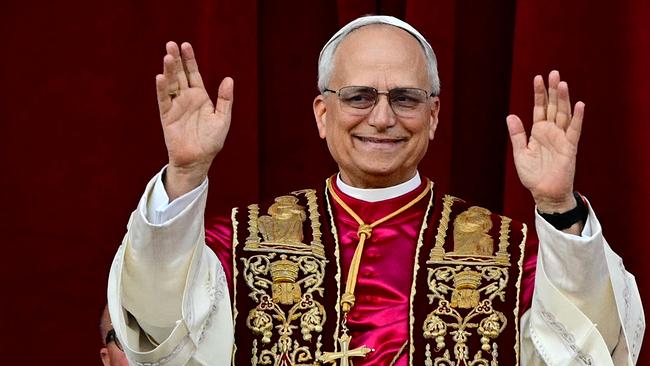 Der neu gewählte Papst Leo XIV., Robert Prevost, spricht am 8. Mai 2025 zum ersten Mal nach dem Konklave der Kardinäle im Vatikan vom zentralen Loggia-Balkon des Petersdoms zur Menge. Robert Francis Prevost wurde am Donnerstag zum ersten Papst aus den Vereinigten Staaten gewählt, wie der Vatikan bekannt gab. Der gemäßigte Papst, der Papst Franziskus nahestand und jahrelang als Missionar in Peru tätig war, wird der 267. Pontifex der katholischen Kirche und nimmt den Papstnamen Leo XIV. an.