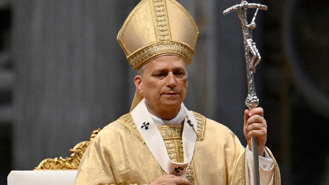 Papst Leo XIV. in goldenen liturgische Gewändern zelebriert im Vatikan eine Messe im Petersdom.