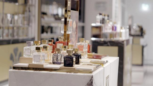 © ORF/Red Monster Film Parfumflaschen in verschiedenen Flakons in unterschiedlichen Farben und Formen auf einem stilvollen Präsentationstisch.