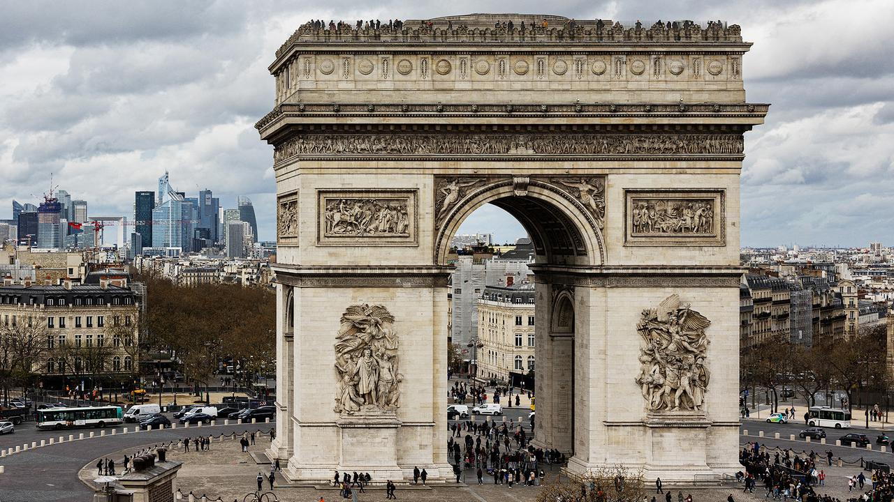 © APA/AFP/JOEL SAGET Dieses am 29. März 2024 aufgenommene Foto zeigt das Geschäftsviertel La Defense am Horizont und den Arc de Triomphe in Paris