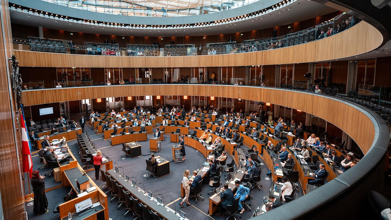 © APA/GEORG HOCHMUTH Blick in den mit Politiker:innen gefüllten Plenarsaal im Parlament in Wien