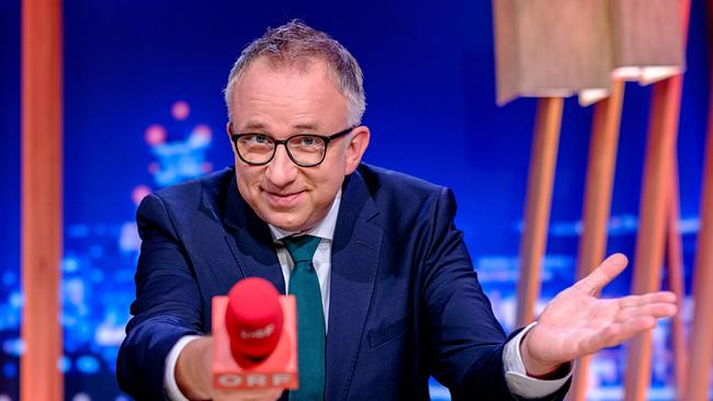 Peter Klien im Studio hält sein Mikro in die Kamera