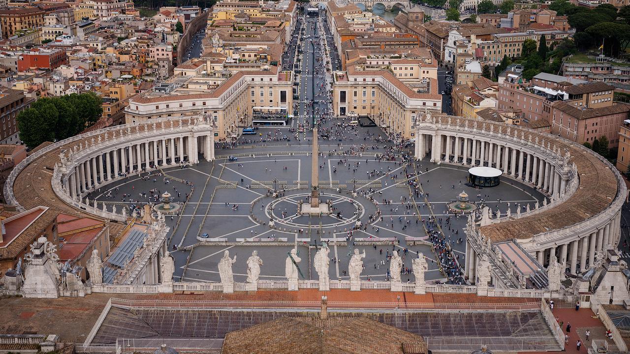 © APA/AFP/Dimitar DILKOFF Ein allgemeiner Blick von der Kuppel des Petersdoms zeigt den Petersplatz und die Via della Conciliazione im Vatikan am 3. Mai 2025. Feuerwehrleute haben am 2. Mai 2025 den Schornstein auf der Sixtinischen Kapelle installiert, aus dem weißer Rauch austreten wird, um die Wahl eines neuen Papstes zu signalisieren, während die Vorbereitungen nur fünf Tage vor der Versammlung der Kardinäle zum Konklave weitergehen.