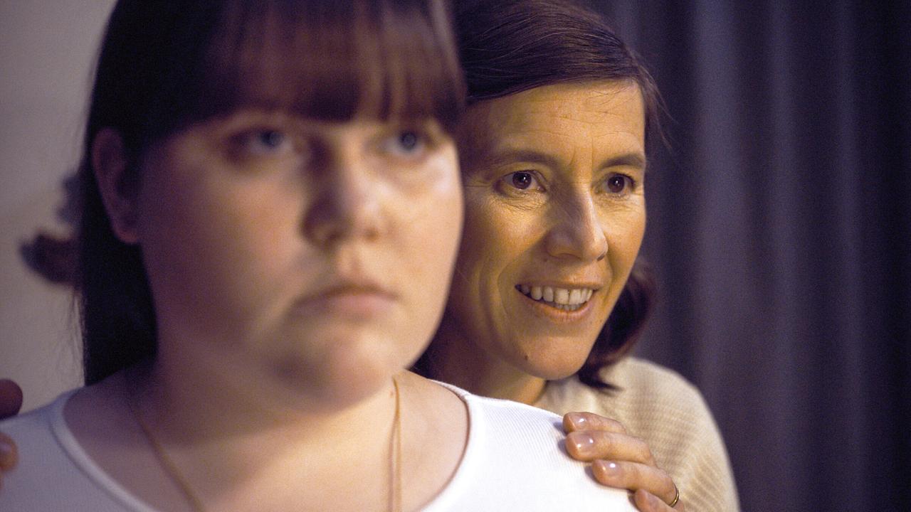 PP 2024: "Family Dinner": Simi (Nina Katlein) besucht ihre Tante Claudia (Pia Hierzegger) am Land, wo diese mit Mann und Sohn einen alten Bauernhof renoviert. Die Teenagerin hadert mit ihrem Gewicht und sucht Rat bei der Tante, die mit Büchern über gesunde Ernährung erfolgreich ist.