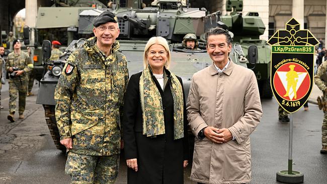 © ORF/Thomas Jantzen Brigadier Kurt Wagner (Militärkommandant von Wien), Verteidigungsministerin Klaudia Tanner und ORF-Generaldirektor Roland Weißmann stehen vor einem Bundesheer-Panzer