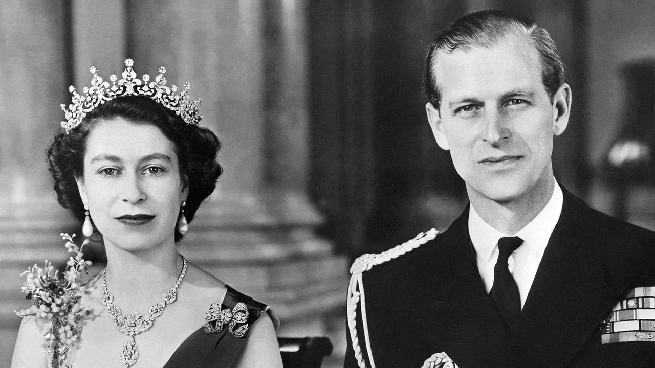 Königin Elizabeth II. und Prinz Philip, Herzog von Edinburgh, posieren am 12. Januar 1954 im Buckingham Palace in London.
