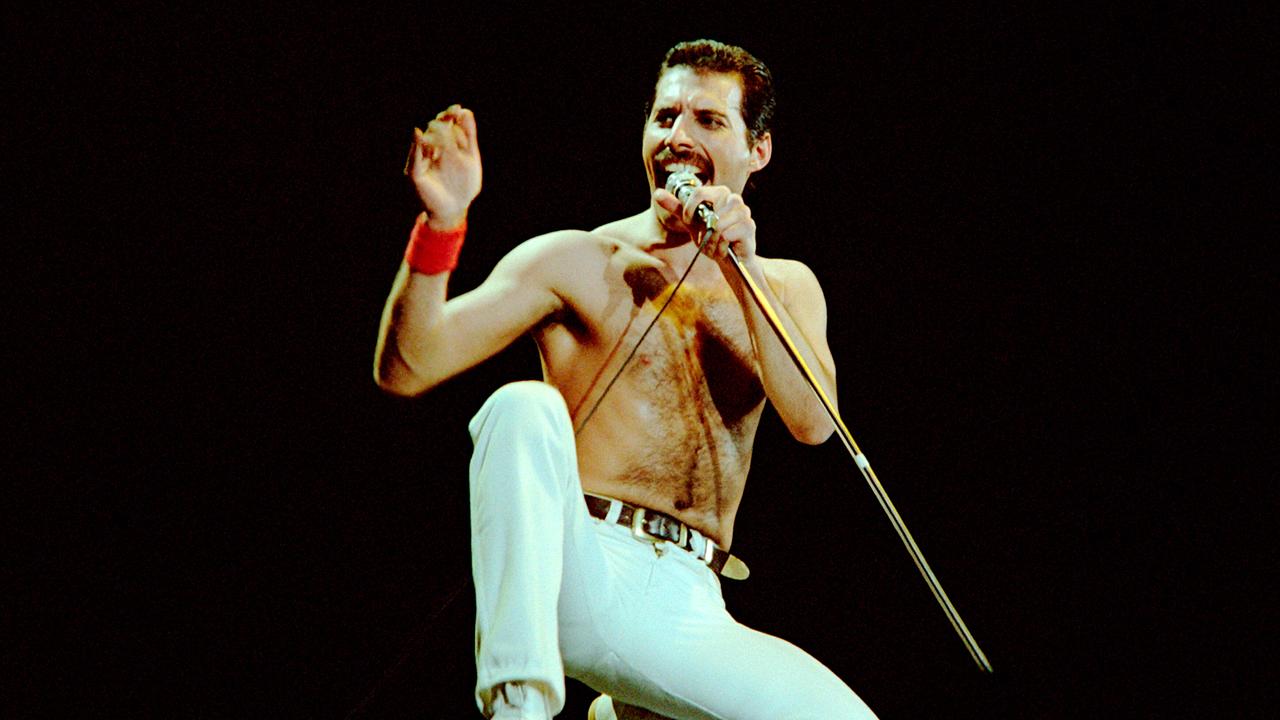 © ORF/Mercury Studios Freddie Mercury singt bei einem Konzert mit Mikrofon auf der Bühne.