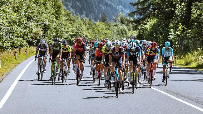 Das Hauptfeld nach St. Johann am Samstag, 6. Juli 2024, während der 4. Etappe der 73. Österreich- Radrundfahrt von St. Johann Alpendorf nach Kals am Großglockner (151,7 km). 