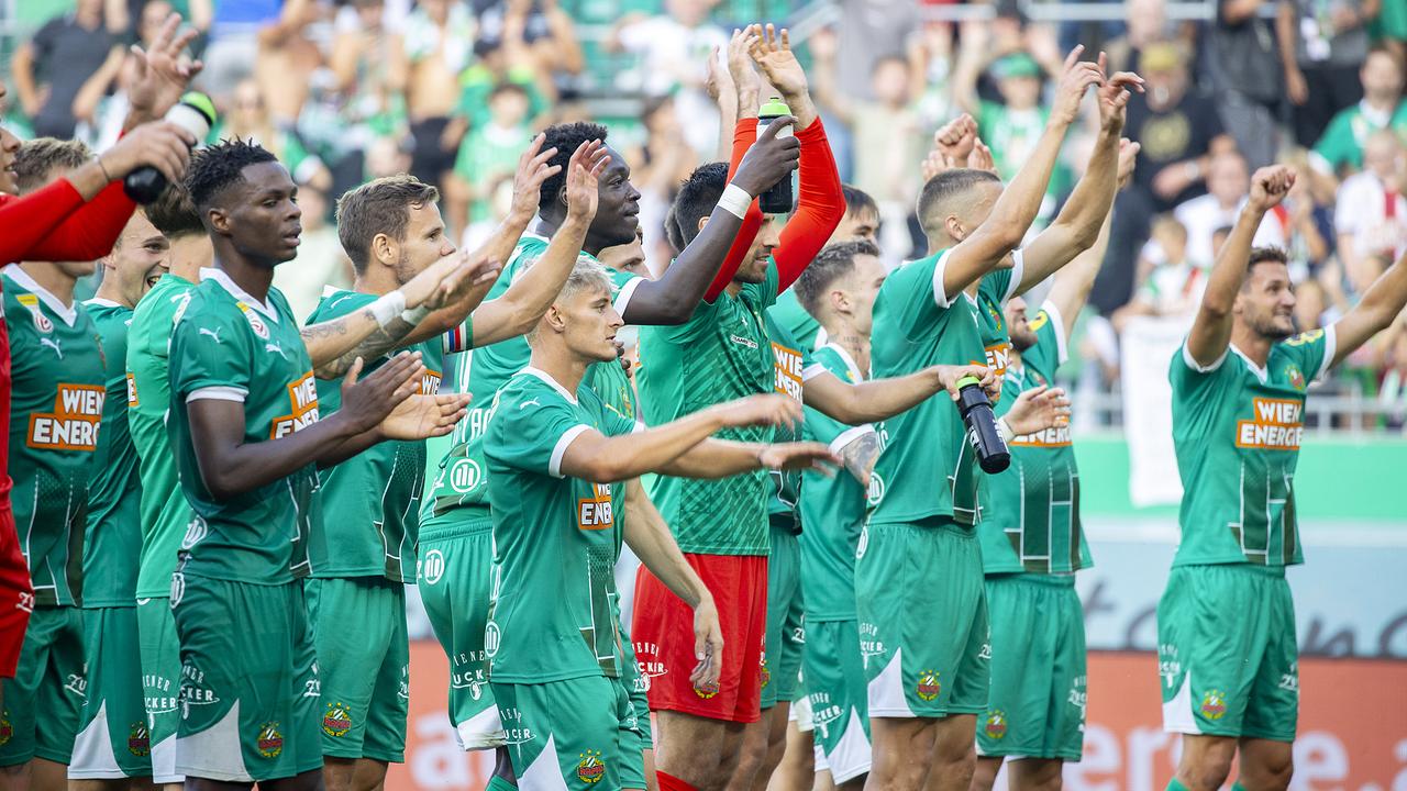 Jubelstimmung bei der Mannschaft SK Rapid am Sonntag, 4. August 2024 während einer Begegnung in der Admiral Bundesliga zwischen SK Rapid und SK Puntigamer Sturm Graz im Allianz Stadion in Wien. 