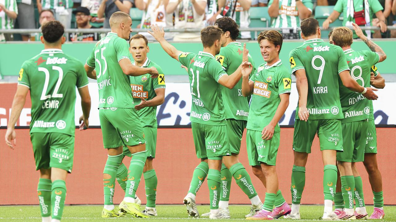 Die Spieler von Rapid Wien jubeln vor ihren Fans über einen Treffer beim Testspiel zwischen SK Rapid Wien und Hamburger SV im Allianz-Stadion in Wien
