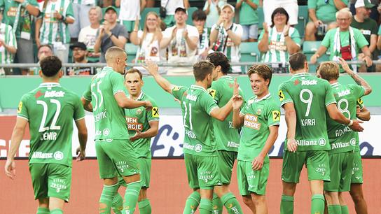 Die Spieler von Rapid Wien jubeln vor ihren Fans über einen Treffer beim Testspiel zwischen SK Rapid Wien und Hamburger SV im Allianz-Stadion in Wien