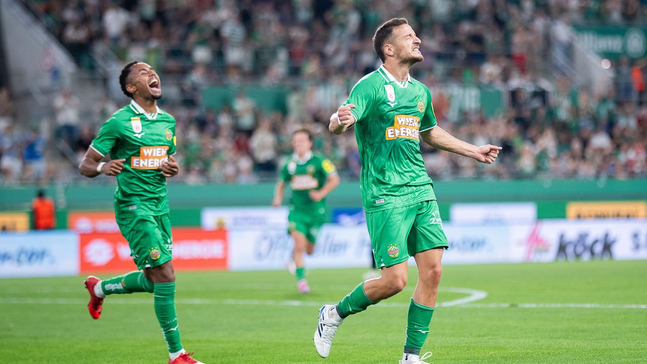 Fußballer Ercan Kara von Rapid jubelt mit Petter Nosa Dahl  nach seinem Tor zum 5:1 auf dem Spielfeld während des Conference-League-Qualifikationsspiels der 2. Runde zwischen SK Rapid und dem FC Santa Coloma in Wien. 