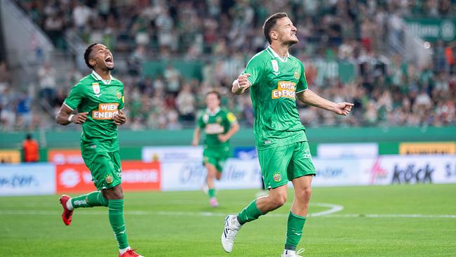 © APA/GEORG HOCHMUTH Fußballer Ercan Kara von Rapid jubelt mit Petter Nosa Dahl nach seinem Tor zum 5:1 auf dem Spielfeld während des Conference-League-Qualifikationsspiels der 2. Runde zwischen SK Rapid und dem FC Santa Coloma in Wien.
