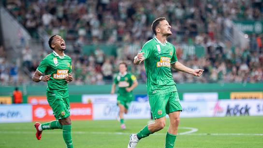 Fußballer Ercan Kara von Rapid jubelt mit Petter Nosa Dahl  nach seinem Tor zum 5:1 auf dem Spielfeld während des Conference-League-Qualifikationsspiels der 2. Runde zwischen SK Rapid und dem FC Santa Coloma in Wien. 