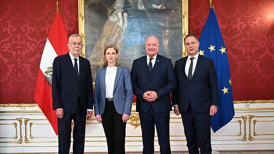 Bundespräsident Alexander Van der Bellen, NEOS-Bundesparteichefin Beate Meinl-Reisinger, ÖVP-Chef Christian Stocker und SPÖ-Chef Andreas Babler am Samstag, 22. Februar 2025, nach einem Treffen mit Bundespräsident Van der Bellen in der Präsidentschaftskanzlei in Wien. 