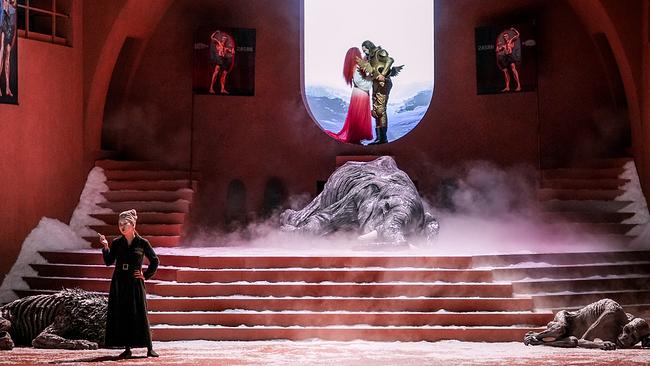 © ORF/Roman Zach-Kiesling Ariadne auf Naxos: Eine nebelverhangene, schneebedeckte Bühnenlandschaft zeigt eine Frau vor monumentalen Treppen und einem Fenster, in dem sich Ariadne und Bacchus vor einer Bergkulisse umarmen.