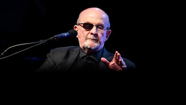 © APA/MAX SLOVENCIK Autor Salman Rushdie in dunkler Kleidung spricht auf einer Bühne in ein Mikrofo im Rahmen der Eröffnung des Festivals "Literatur im Nebel", am Sonntag 22. März 2026 in der Margithalle in Heidenreichstein